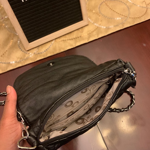 Crossbody quilted purse with chain straps. - Picture 4 of 4